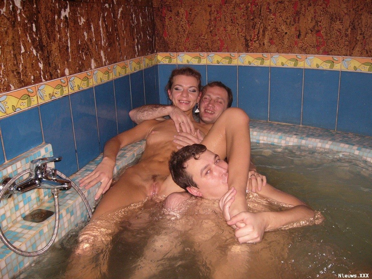 Groep swingers hebben sex tijdens poolparty - foto`s! afbeelding